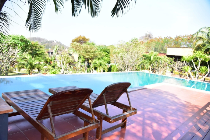 Imagen de la piscina del Hotel Dusit Talai Resort. Foto 17
