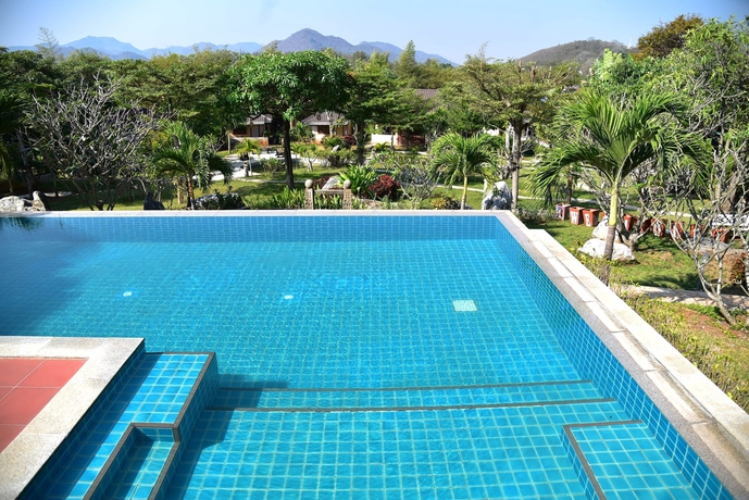 Imagen de la piscina del Hotel Dusit Talai Resort. Foto 18