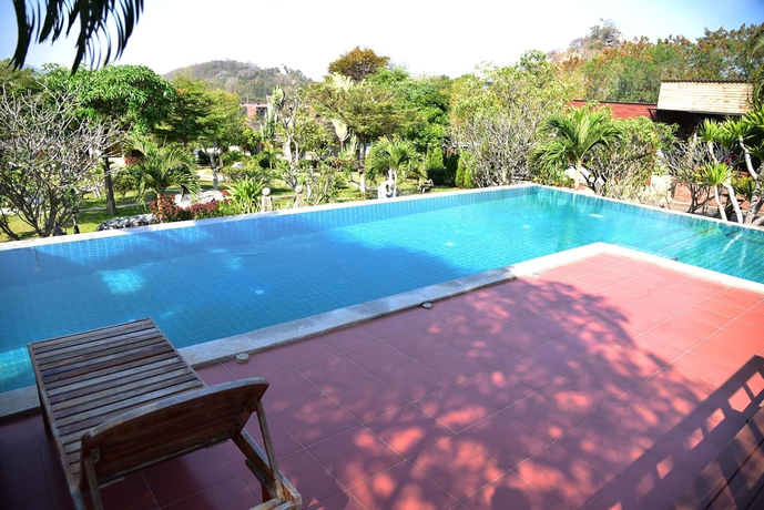 Imagen de la piscina del Hotel Dusit Talai Resort. Foto 19