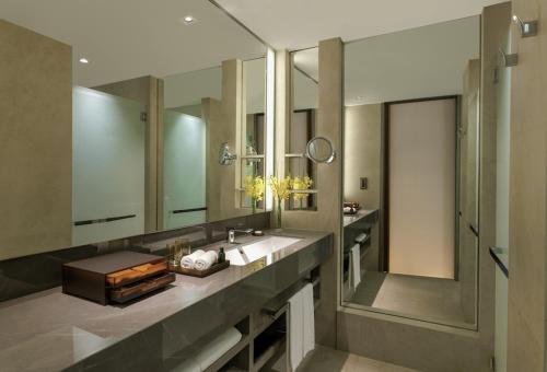 Imagen de la habitación del Hotel Dusit Thani Laguna Singapore. Foto 15