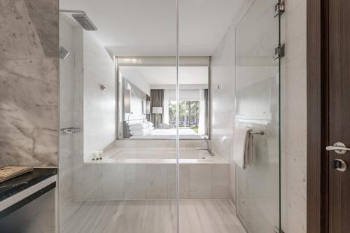 Imagen de la habitación del Hotel Dusit Thani Lakeview Cairo. Foto 13