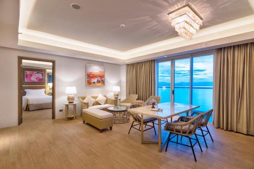 Imagen de la habitación del Hotel Dusit Thani Mactan Cebu Resort. Foto 13