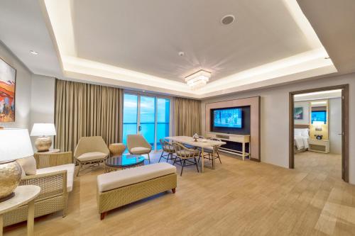 Imagen de la habitación del Hotel Dusit Thani Mactan Cebu Resort. Foto 15