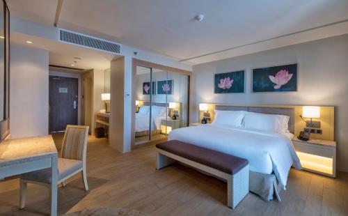 Imagen de la habitación del Hotel Dusit Thani Mactan Cebu Resort. Foto 19