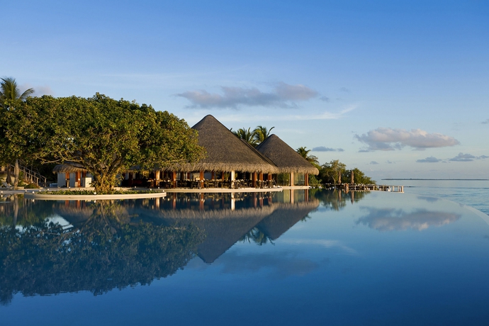 Imagen de la piscina del Hotel Dusit Thani Maldives. Foto 12