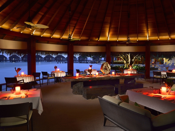 Imagen del bar/restaurante del Hotel Dusit Thani Maldives. Foto 2