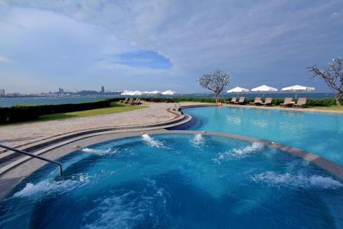 Imagen de la piscina del Hotel Dusit Thani Pattaya. Foto 15