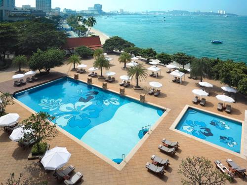 Imagen de la piscina del Hotel Dusit Thani Pattaya. Foto 17