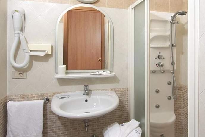 Imagen de la habitación del Hotel Dusseldorf. Foto 15