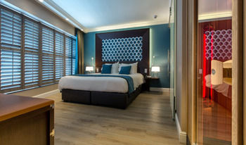 Imagen del bar/restaurante del Hotel Dux. Foto 7