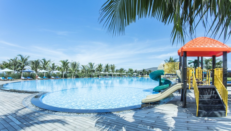 Imagen de la piscina del Hotel Duyen Ha Resort Cam Ranh. Foto 16