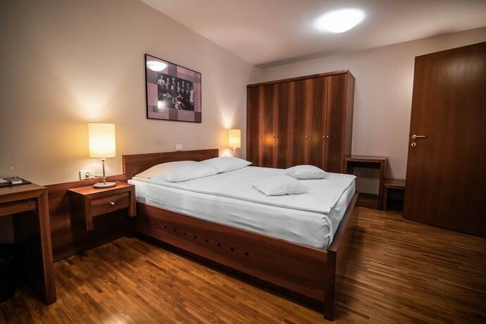 Imagen de la habitación del Hotel Dvor Jezer&scaron;ek Brnik. Foto 11