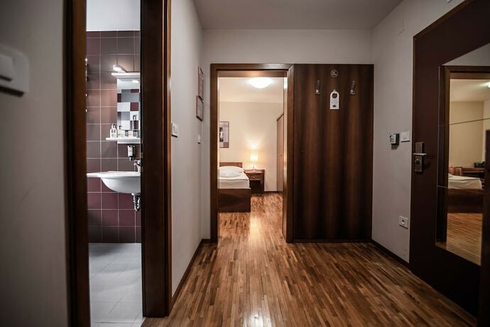 Imagen general del Hotel Dvor Jezeršek Brnik. Foto 1