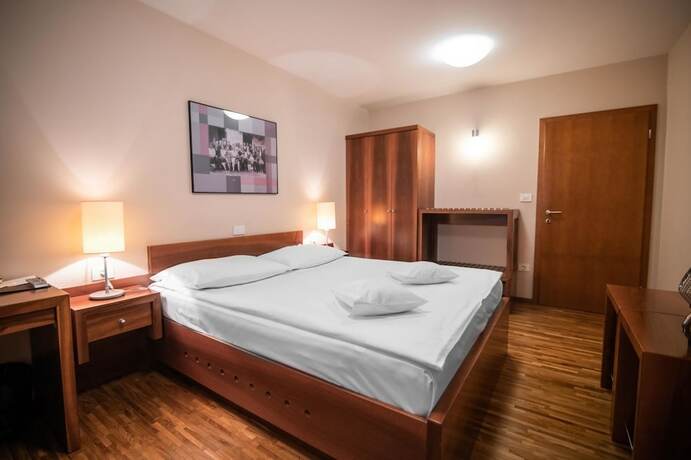 Imagen general del Hotel Dvor Jezer&scaron;ek Brnik. Foto 2