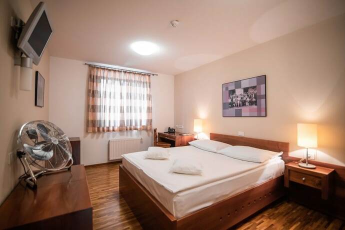 Imagen general del Hotel Dvor Jezer&scaron;ek Brnik. Foto 3