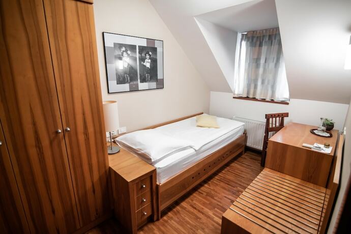 Imagen de la habitación del Hotel Dvor Jezer&scaron;ek Brnik. Foto 13
