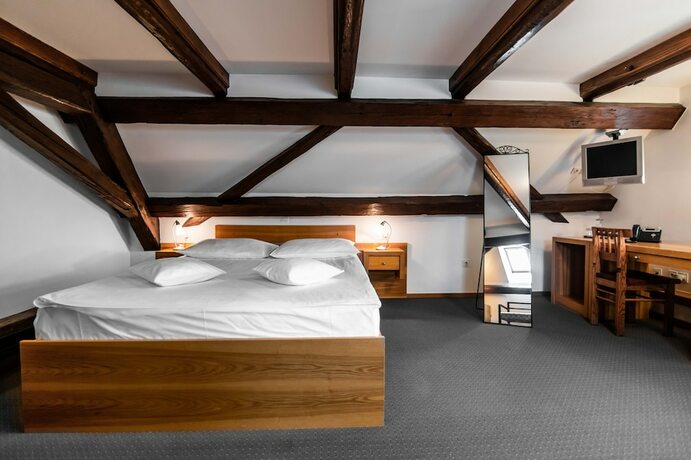 Imagen general del Hotel Dvor Jezer&scaron;ek Brnik. Foto 4