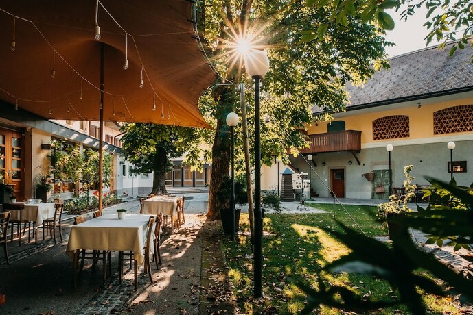 Imagen general del Hotel Dvor Jezer&scaron;ek Brnik. Foto 5