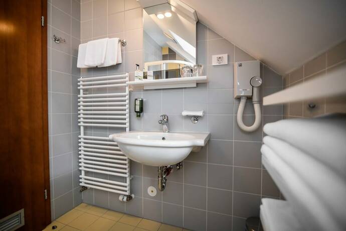 Imagen de la habitación del Hotel Dvor Jezer&scaron;ek Brnik. Foto 14