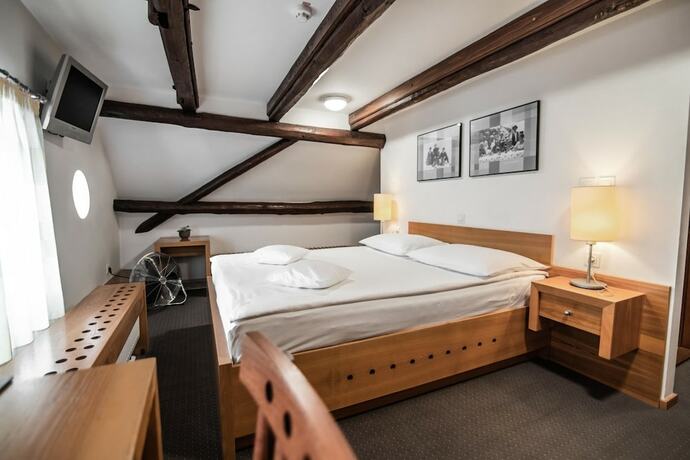 Imagen general del Hotel Dvor Jezer&scaron;ek Brnik. Foto 6