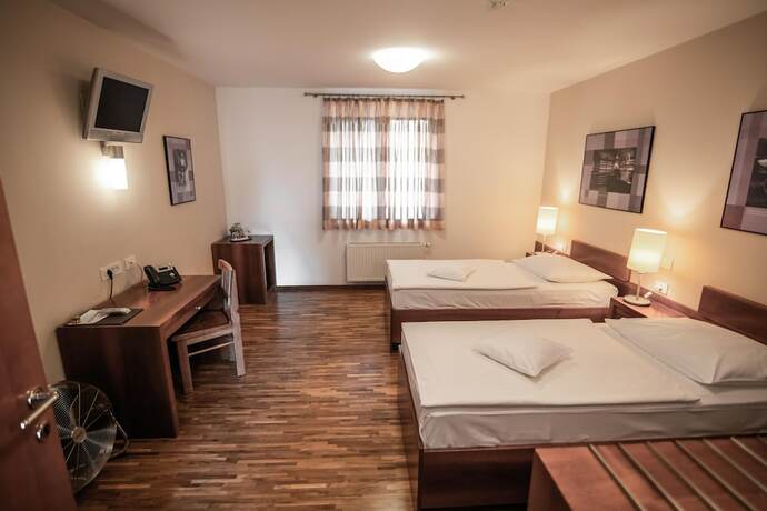 Imagen de la habitación del Hotel Dvor Jezer&scaron;ek Brnik. Foto 15
