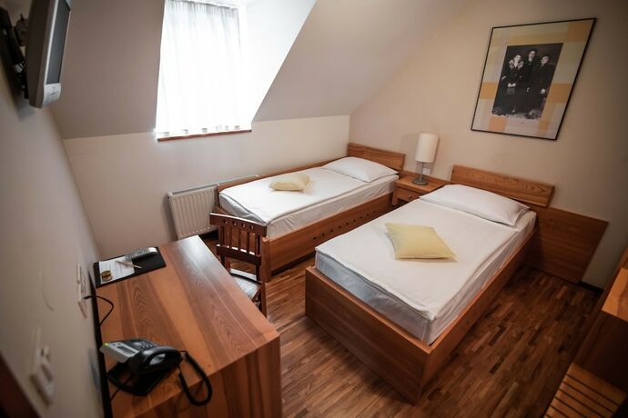 Imagen de la habitación del Hotel Dvor Jezer&scaron;ek Brnik. Foto 18