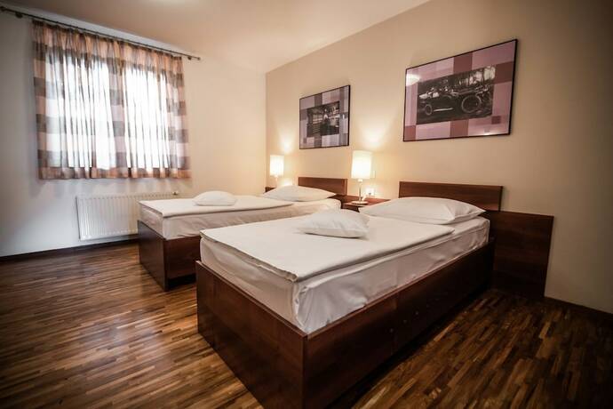 Imagen de la habitación del Hotel Dvor Jezer&scaron;ek Brnik. Foto 20