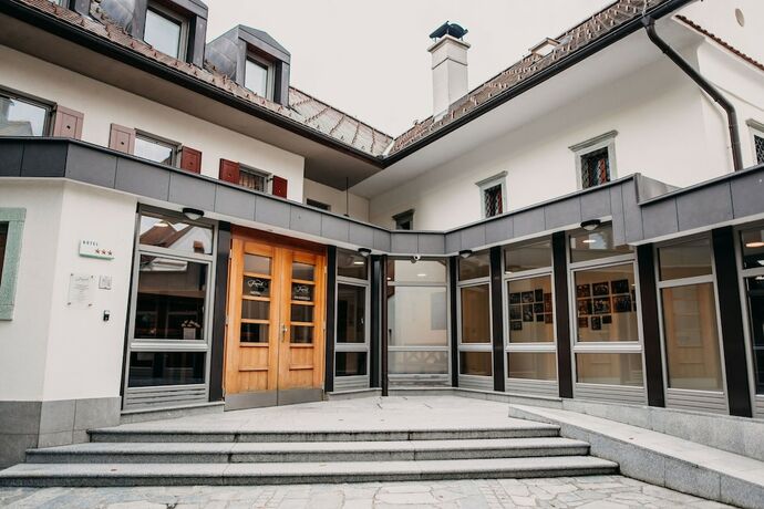 Imagen general del Hotel Dvor Jezer&scaron;ek Brnik. Foto 10