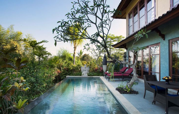 Imagen de la piscina del Hotel Dwaraka The Royal Villas. Foto 16