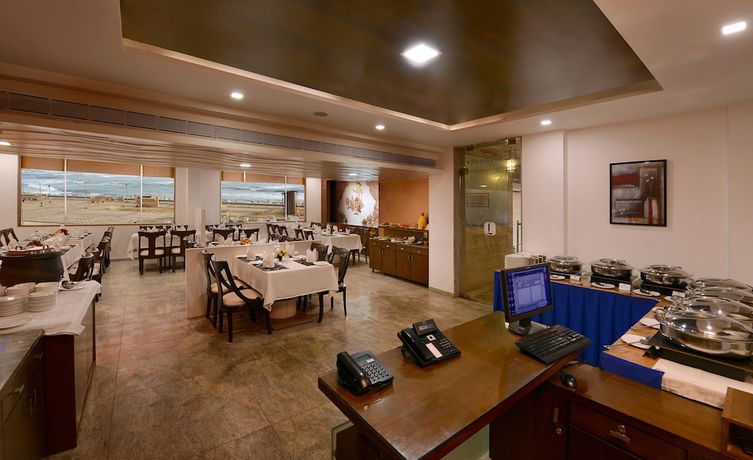 Imagen del bar/restaurante del Hotel Dwarikadish Lords Eco Inn Dwarika. Foto 4