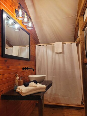 Imagen de la habitación del Hotel Dwight Riverside Inn. Foto 13
