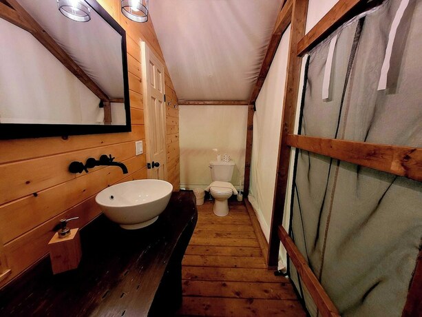 Imagen de la habitación del Hotel Dwight Riverside Inn. Foto 16
