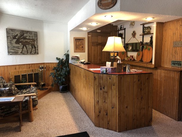 Imagen de los interiores del Hotel Dwight Village Motel. Foto 19