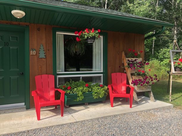 Imagen de los exteriores del Hotel Dwight Village Motel. Foto 18