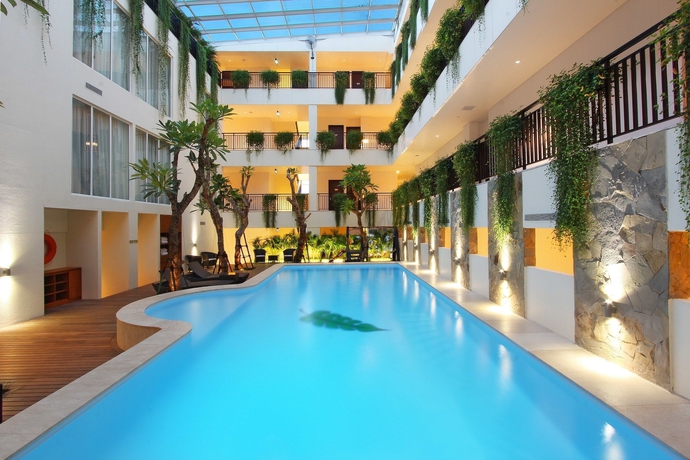 Imagen de la piscina del Hotel Dwijaya House Of Pakubuwono. Foto 19