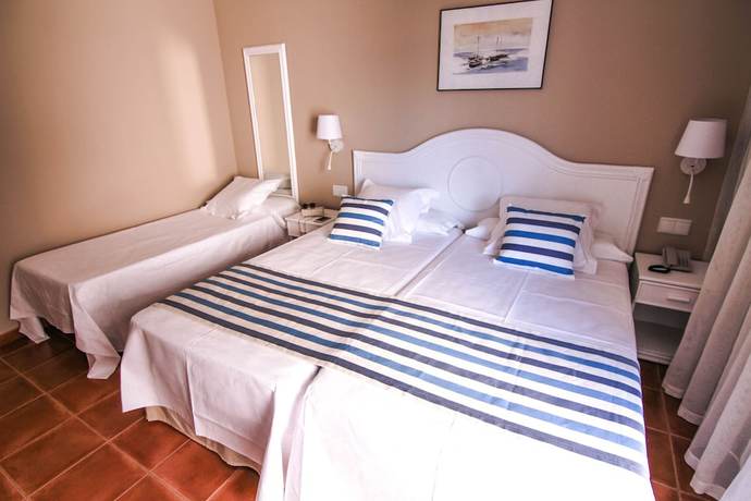 Imagen de la habitación del Hotel Dwo Les Palmeres. Foto 5