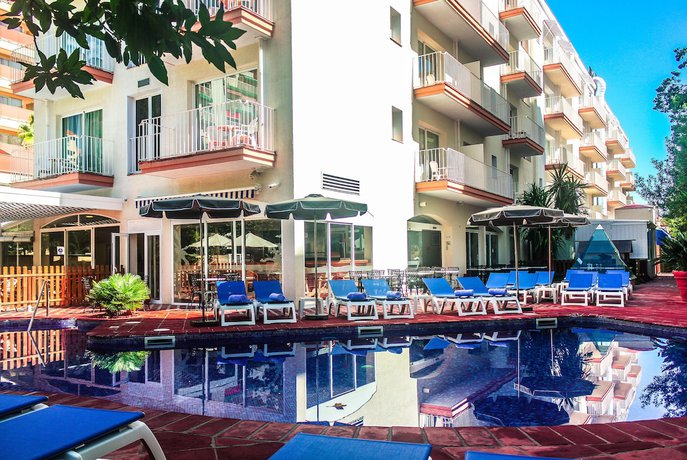 Imagen de la piscina del Hotel Dwo Les Palmeres. Foto 19