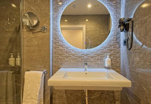 Imagen de la habitación del Hotel Dwo Yuste Alcalá. Foto 9