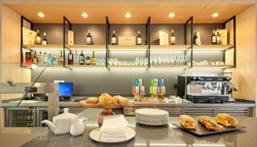 Imagen del bar/restaurante del Hotel Dwo Yuste Alcalá. Foto 6