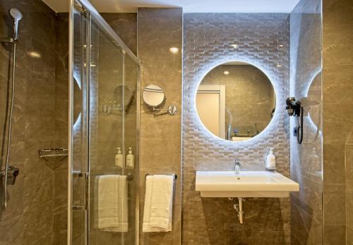 Imagen de la habitación del Hotel Dwo Yuste Alcalá. Foto 13