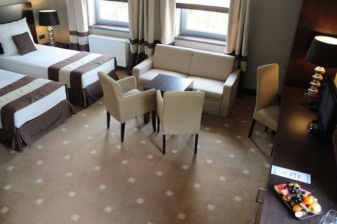 Imagen de la habitación del Hotel Dw&oacute;r Elizy blisko Sky Bridge. Foto 3