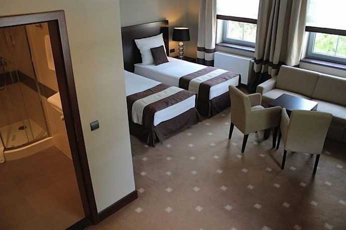 Imagen de la habitación del Hotel Dw&oacute;r Elizy blisko Sky Bridge. Foto 5