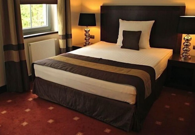 Imagen de la habitación del Hotel Dw&oacute;r Elizy blisko Sky Bridge. Foto 6
