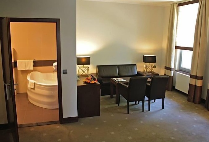 Imagen de la habitación del Hotel Dw&oacute;r Elizy blisko Sky Bridge. Foto 7
