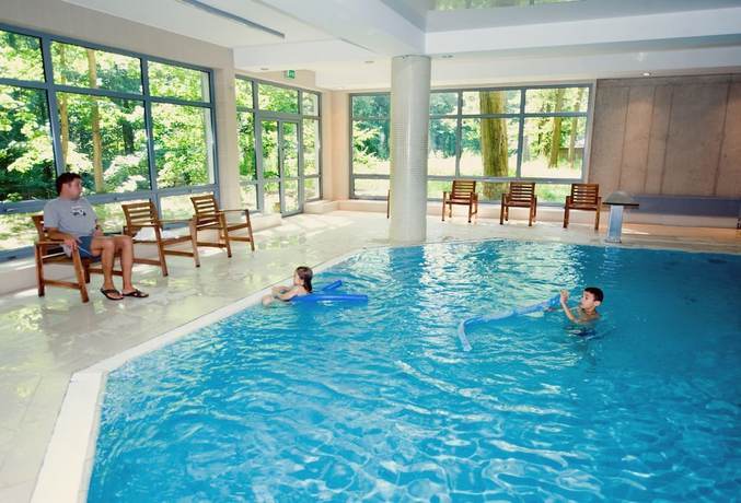 Imagen de la piscina del Hotel Dw&oacute;r Elizy blisko Sky Bridge. Foto 16