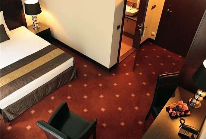 Imagen de la habitación del Hotel Dw&oacute;r Elizy blisko Sky Bridge. Foto 9