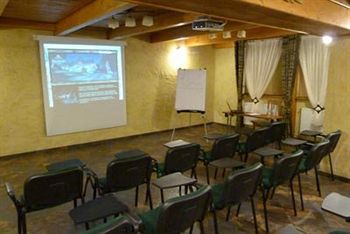 Imagen de los exteriores del Hotel Dw&oacute;r Karol&oacute;wka. Foto 8