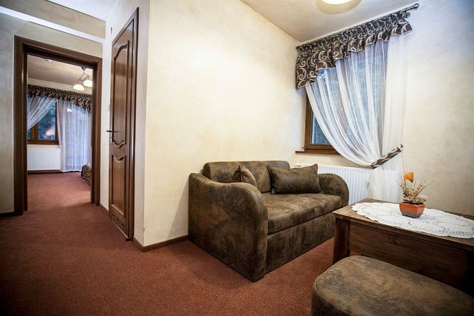 Imagen de los exteriores del Hotel Dw&oacute;r Karol&oacute;wka. Foto 9