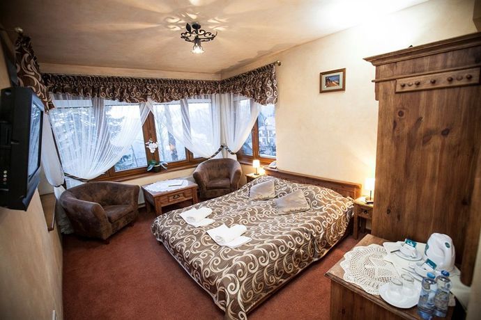 Imagen de los exteriores del Hotel Dw&oacute;r Karol&oacute;wka. Foto 10