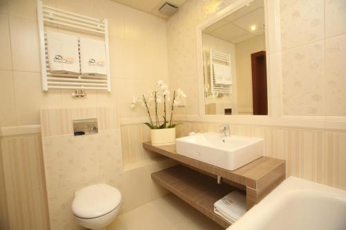 Imagen de la habitación del Hotel Dw&oacute;r Kresowy. Foto 8